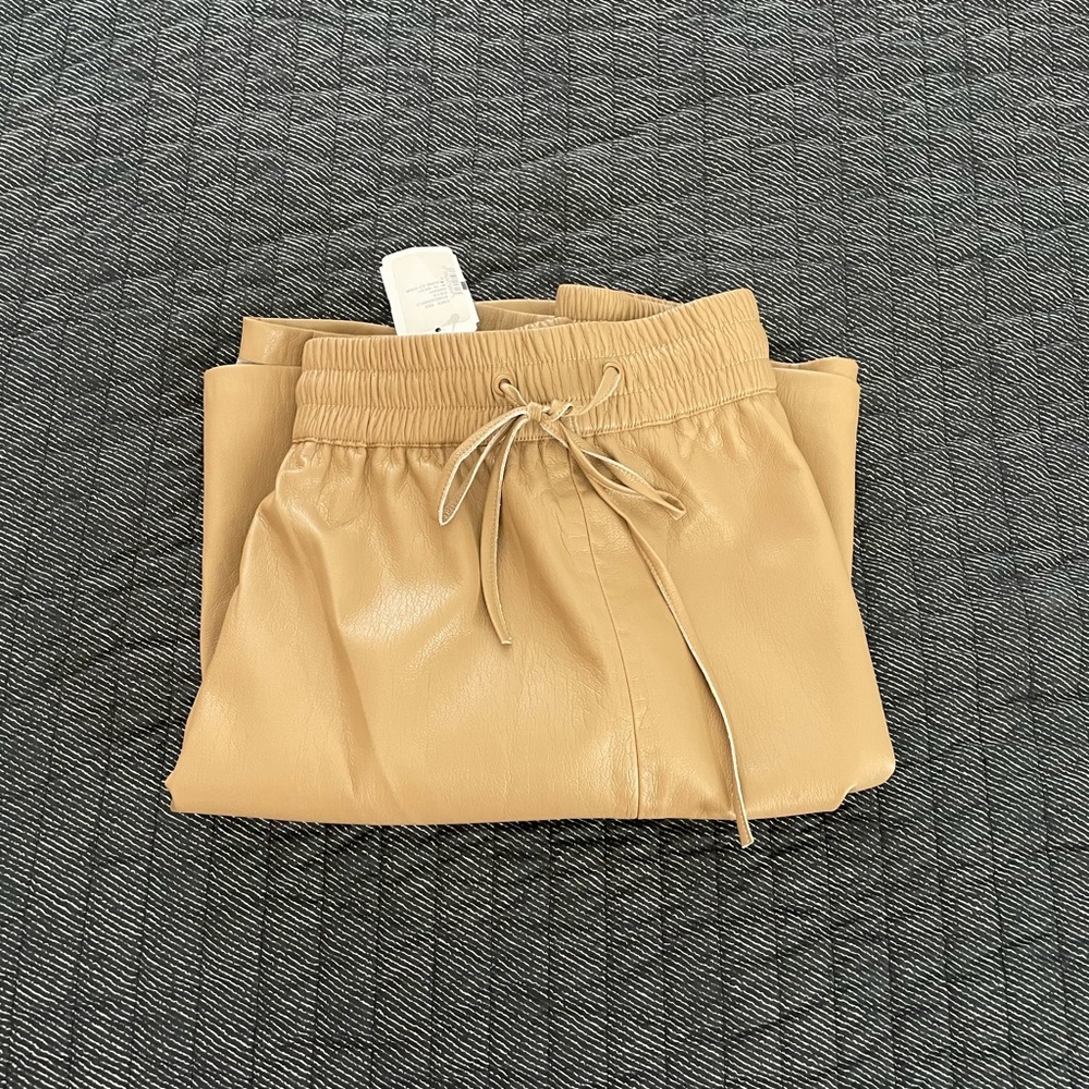 Good American Tan High Waist Luxe Faux Leather Shorts - Picture 4 of 5